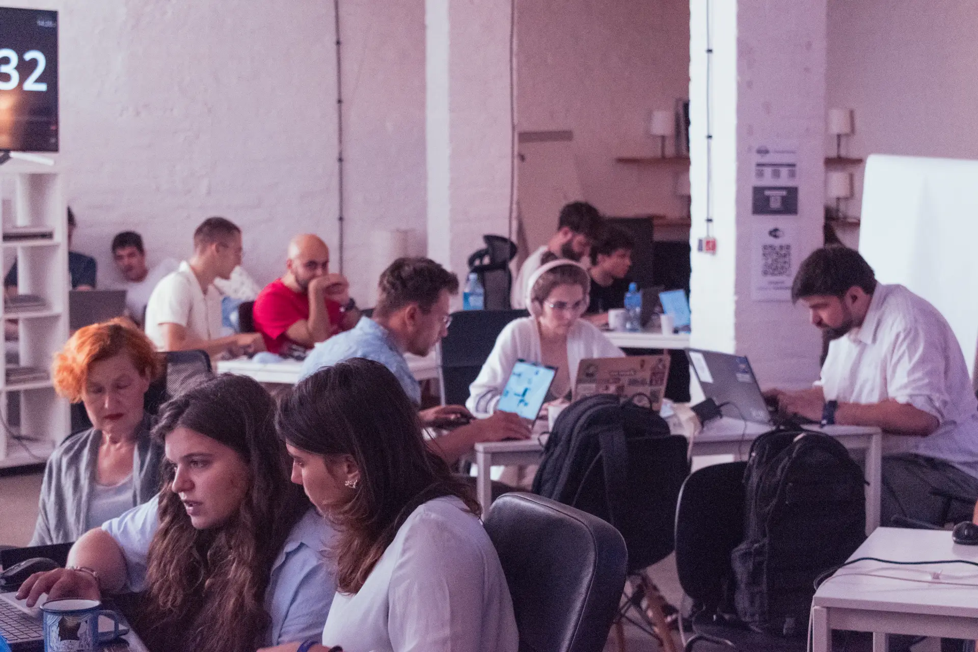 Učesnici AI Vibe Coding hakatona rade na laptopovima